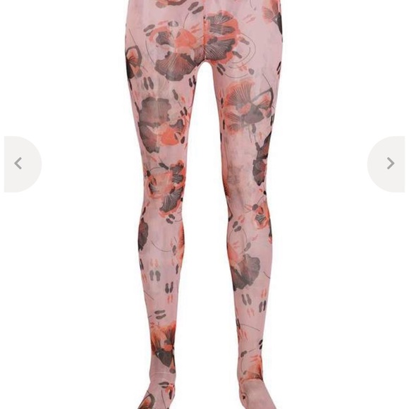 Sheer top and leggings, not a lot of stretch top is a large, bottom is a med - Picture 4 of 9